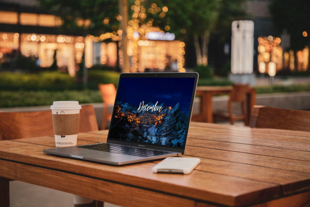 Fonds d'écran décembre 2025 avec et sans calendrier pour PC et téléphone (paysage et portrait) thème montagnes