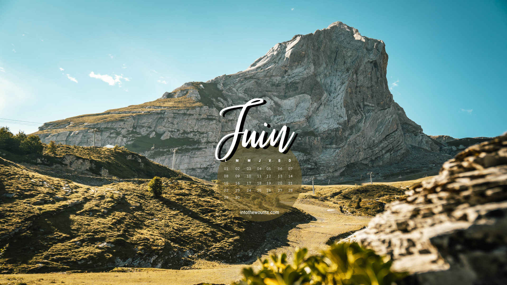 Fonds d'écran pour téléphone et ordinateur, avec et sans calendrier pour le mois de juin 2026. Thème montagnes / été