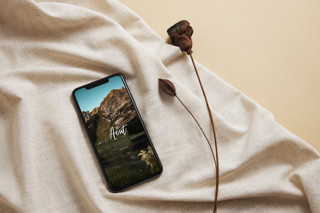 Fond d'écran de téléphone Août 2026 avec et sans calendrier - paysage de montagne, lac et chalets alpins au coucher du soleil