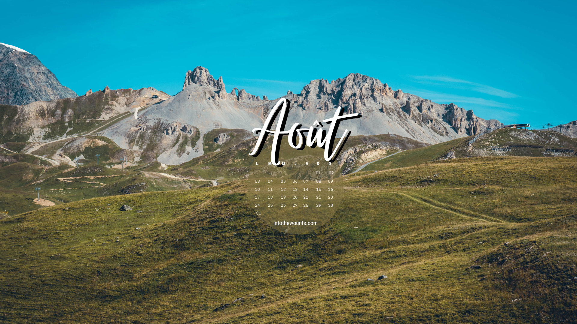 Fond d'écran d'ordinateur Août 2026 avec calendrier - paysage de montagne, lac et chalets alpins au coucher du soleil