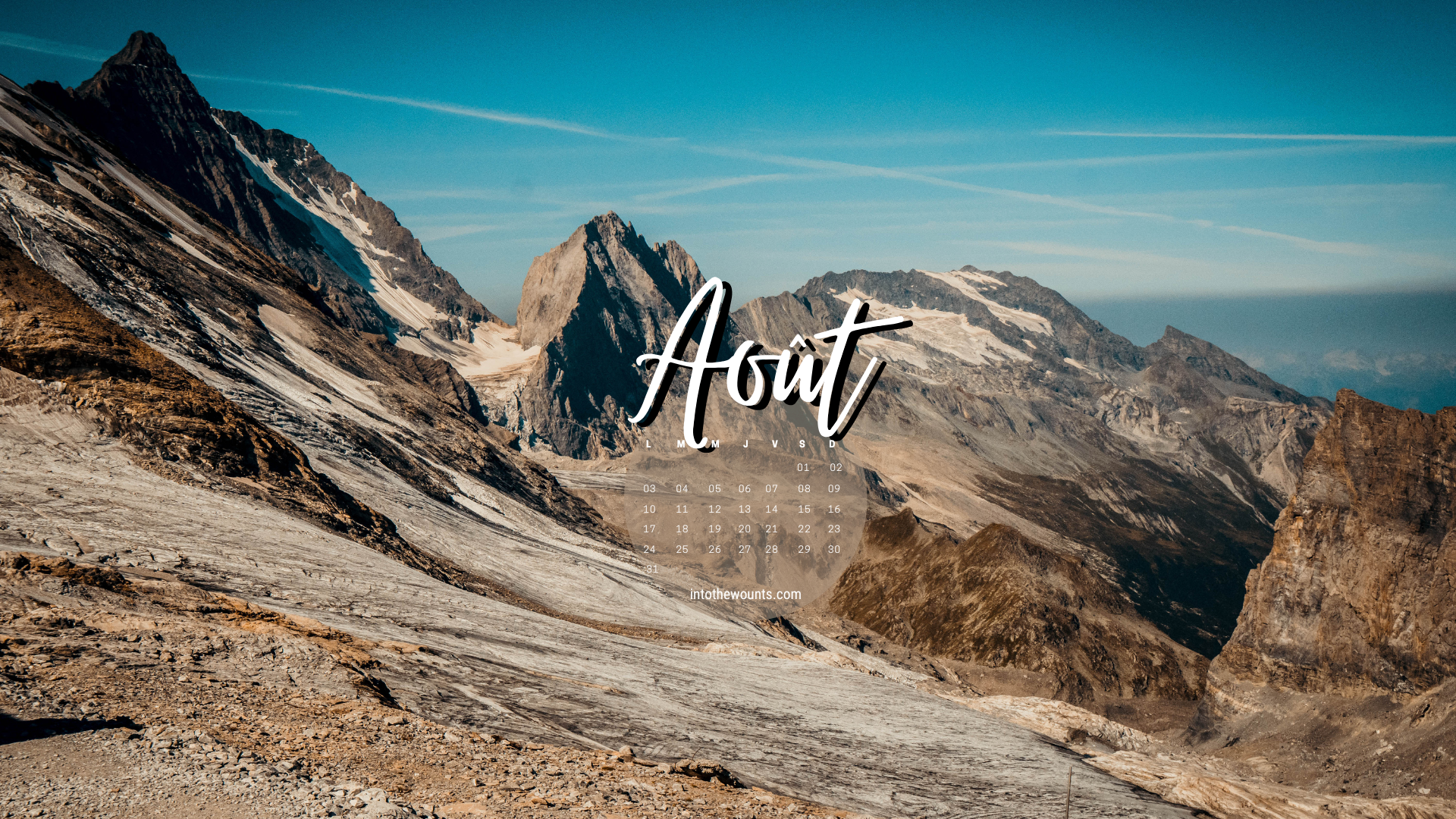 Fond d'écran d'ordinateur Août 2026 avec calendrier - paysage de montagne, lac et chalets alpins au coucher du soleil