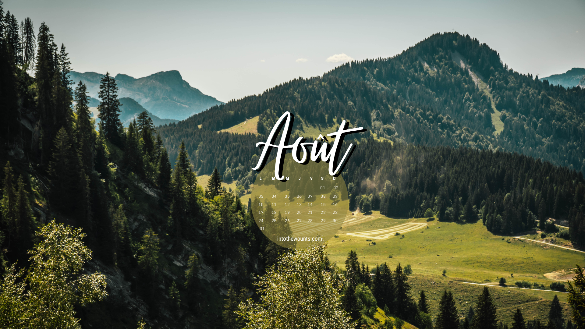 Fond d'écran d'ordinateur Août 2026 avec calendrier - paysage de montagne, lac et chalets alpins au coucher du soleil