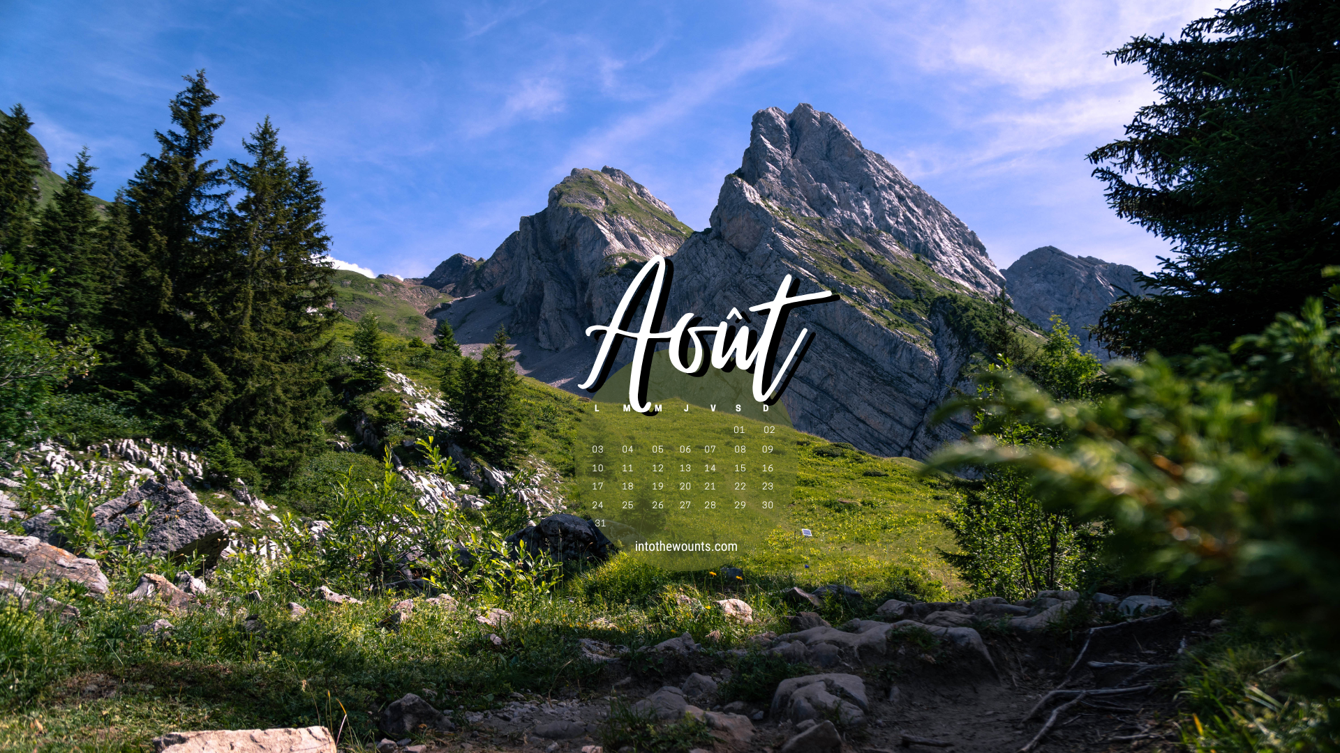 Fond d'écran d'ordinateur Août 2026 avec calendrier - paysage de montagne, lac et chalets alpins au coucher du soleil