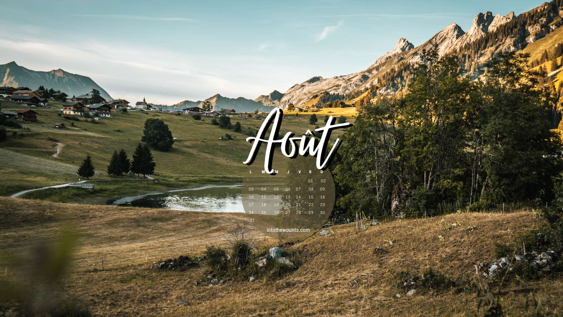 Fond d'écran d'ordinateur Août 2026 avec calendrier - paysage de montagne, lac et chalets alpins au coucher du soleil