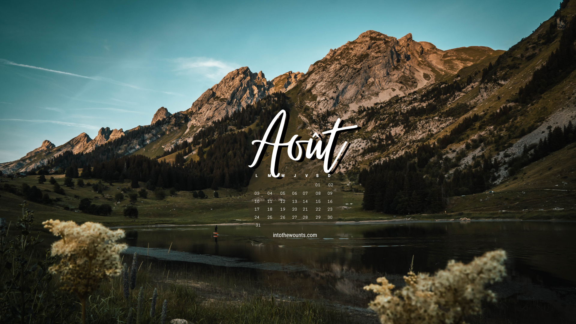 Fond d'écran d'ordinateur Août 2026 avec calendrier - paysage de montagne, lac et chalets alpins au coucher du soleil