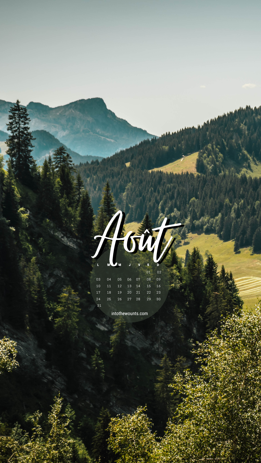 Fond d'écran de téléphone Août 2026 avec calendrier - paysage de montagne, lac et chalets alpins au coucher du soleil