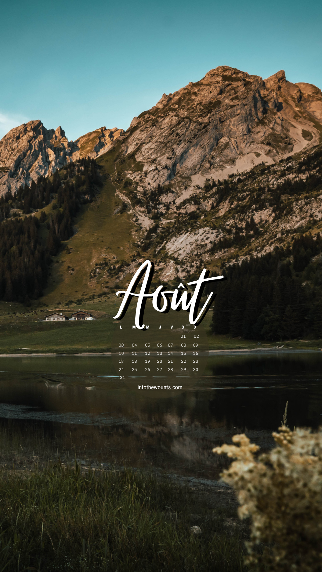 Fond d'écran de téléphone Août 2026 avec calendrier - paysage de montagne, lac et chalets alpins au coucher du soleil