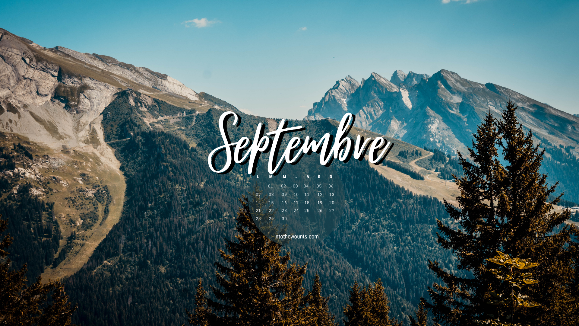 Fond d'écran ordinateur septembre 2026 avec calendrier - La Clusaz, sommets rocheux et sapins sous ciel bleu