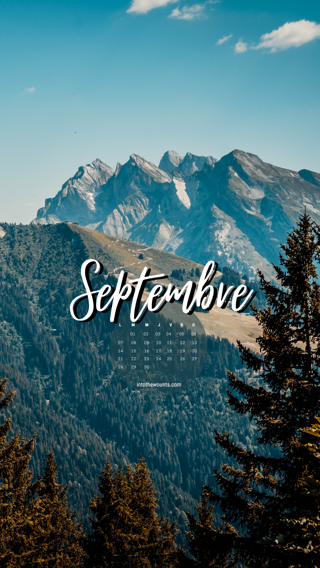 Fond d'écran mobile septembre 2026 avec calendrier - La Clusaz, sommets rocheux et sapins sous ciel bleu
