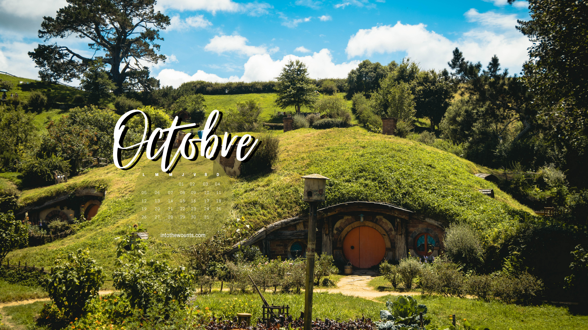 Fond d'écran ordinateur octobre 2026 avec calendrier - Hobbiton, Nouvelle-Zélande, collines verdoyantes et maisons de hobbit