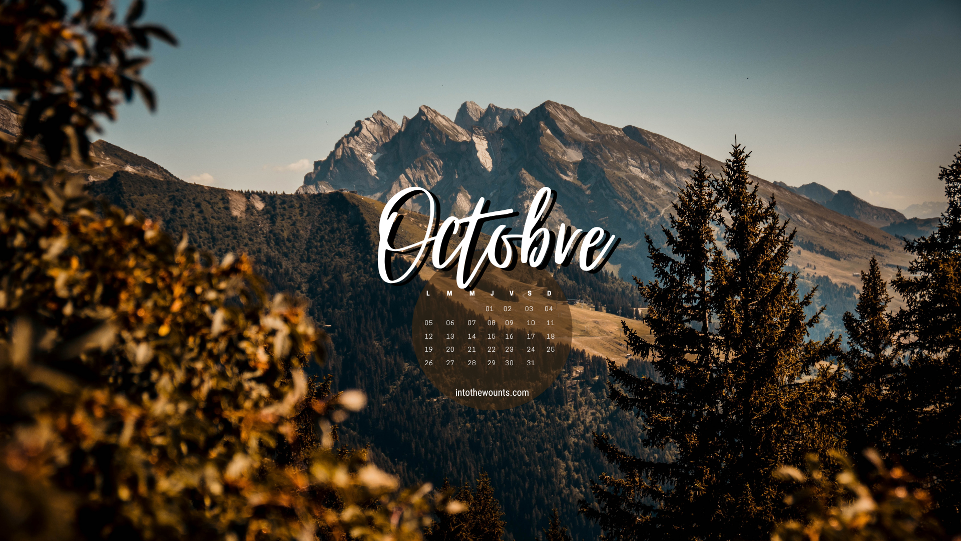 Fond d'écran ordinateur octobre 2026 avec calendrier - La Clusaz, sommet montagneux et lumières chaudes d'automne