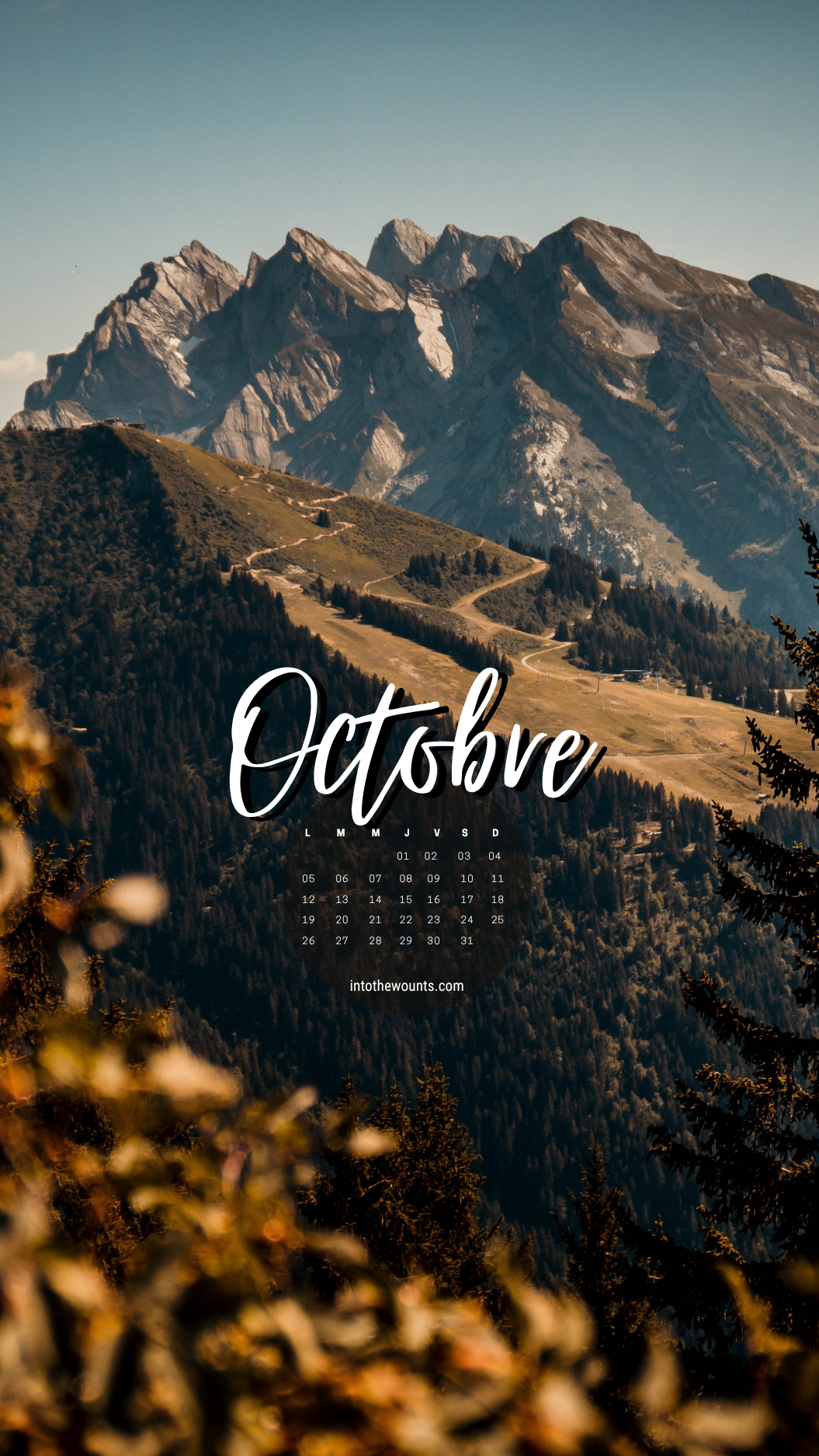 Fond d'écran mobile octobre 2026 avec calendrier - La Clusaz, sommet montagneux et lumières chaudes d'automne